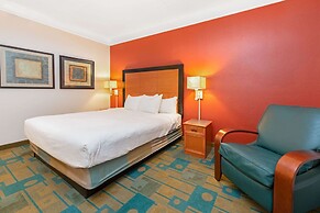 La Quinta Inn & Suites by Wyndham USF (Near Busch Gardens)