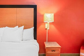 La Quinta Inn & Suites by Wyndham USF (Near Busch Gardens)