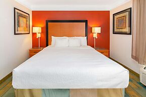 La Quinta Inn & Suites by Wyndham USF (Near Busch Gardens)