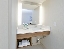 Holiday Inn Express & Suites Irving Conv Ctr - Las Colinas by IHG