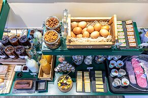 Hotel Ariane Montparnasse by Patrick Hayat