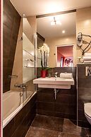 Hotel Ariane Montparnasse by Patrick Hayat