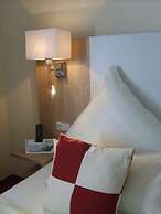 City Hotel by Celina