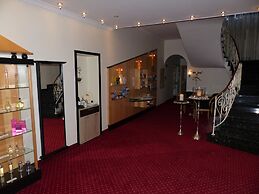 City Hotel by Celina