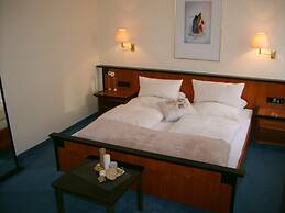 City Hotel by Celina