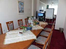 City Hotel by Celina