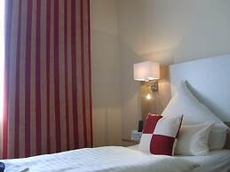City Hotel by Celina