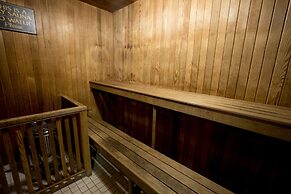 Royal Scot Hotel & Suites