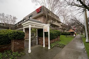 Royal Scot Hotel & Suites