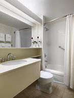 Royal Scot Hotel & Suites