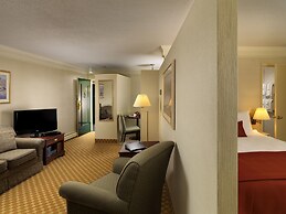 Royal Scot Hotel & Suites