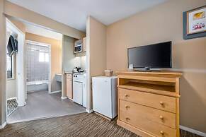 Econo Lodge Inn & Suites