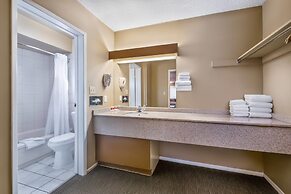 Econo Lodge Inn & Suites