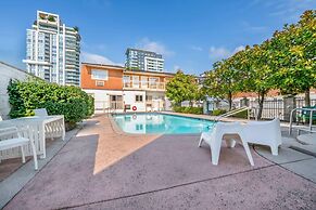 Econo Lodge Inn & Suites