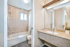 Econo Lodge Inn & Suites