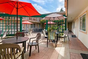 Econo Lodge Inn & Suites