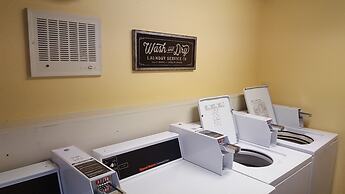 Econo Lodge Inn & Suites