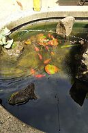 Econo Lodge Inn & Suites