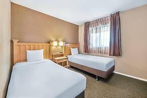 Econo Lodge Inn & Suites