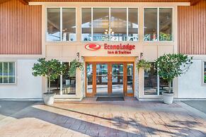 Econo Lodge Inn & Suites
