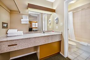 Econo Lodge Inn & Suites