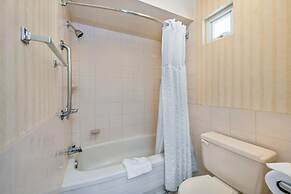 Econo Lodge Inn & Suites