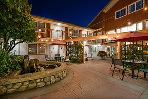 Econo Lodge Inn & Suites