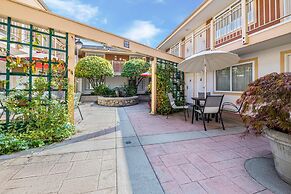 Econo Lodge Inn & Suites
