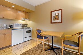 Econo Lodge Inn & Suites