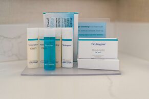 Hampton Inn & Suites Charlotte/South Park at Phillips Place