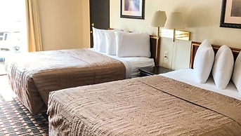 Colonial Inn Ellsworth