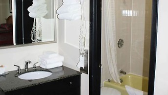 Colonial Inn Ellsworth