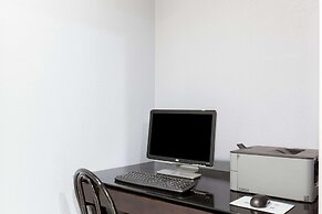 Super 8 by Wyndham Cleburne