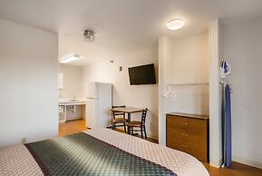 HomeTowne Studios by Red Roof Lake Charles - Sulphur