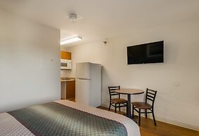 HomeTowne Studios by Red Roof Lake Charles - Sulphur