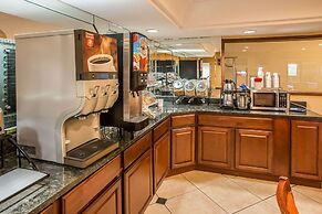 Econo Lodge Inn & Suites