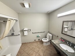 Econo Lodge Inn & Suites