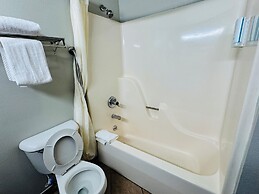 Econo Lodge Inn & Suites