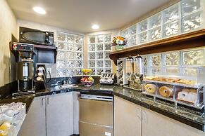 Monte Carlo Inn Toronto West Suites