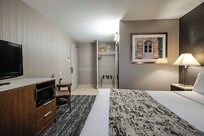 Monte Carlo Inn Toronto West Suites