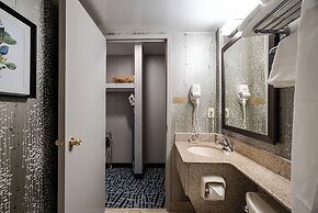 Monte Carlo Inn Toronto West Suites