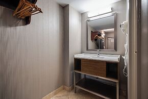 Monte Carlo Inn Toronto West Suites