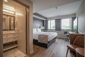 Monte Carlo Inn Oakville Suites