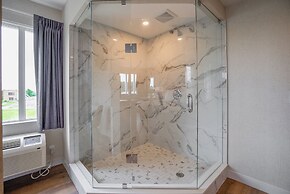 Monte Carlo Inn Oakville Suites