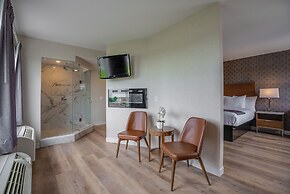 Monte Carlo Inn Oakville Suites