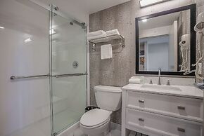 Monte Carlo Inn Oakville Suites