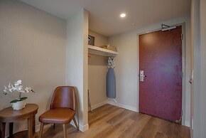 Monte Carlo Inn Oakville Suites