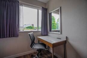 Monte Carlo Inn Oakville Suites