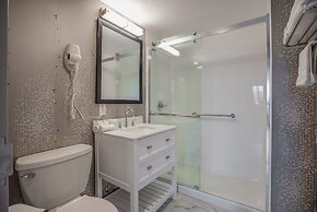 Monte Carlo Inn Oakville Suites