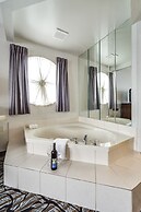 Monte Carlo Inn Oakville Suites